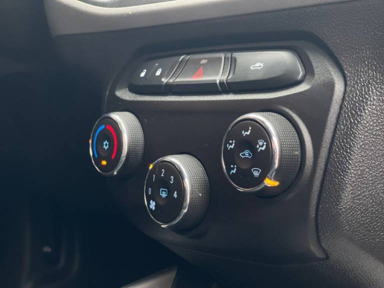CHEVROLET - ONIX - 2017/2018 - Vinho - R$ 58.900,00