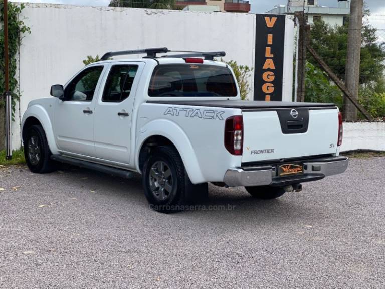 NISSAN - FRONTIER - 2014/2015 - Branca - R$ 105.900,00