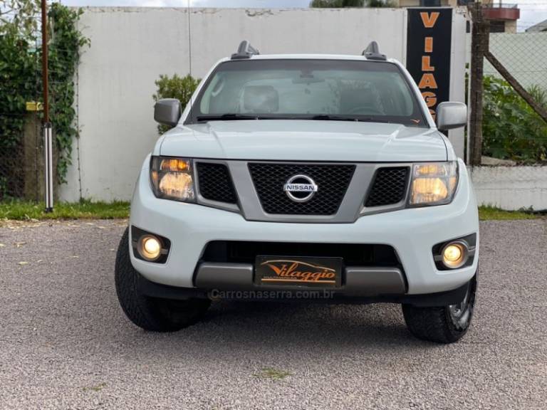 NISSAN - FRONTIER - 2014/2015 - Branca - R$ 105.900,00