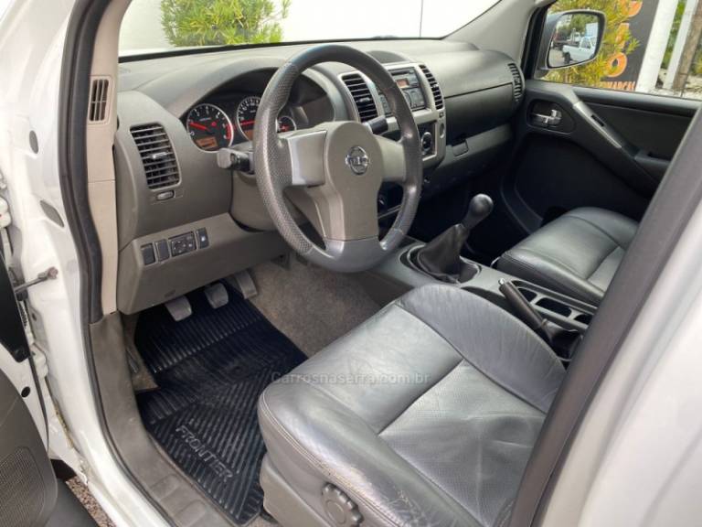 NISSAN - FRONTIER - 2014/2015 - Branca - R$ 105.900,00