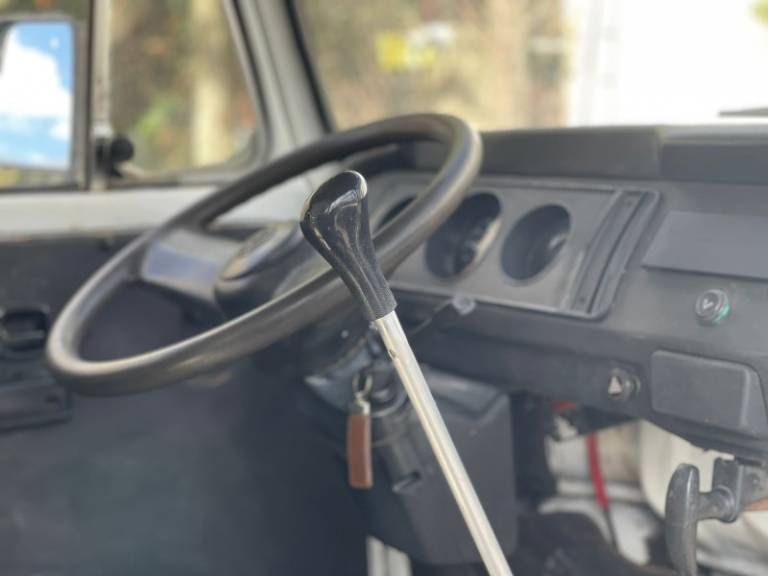 VOLKSWAGEN - KOMBI - 2000/2001 - Branca - R$ 22.900,00