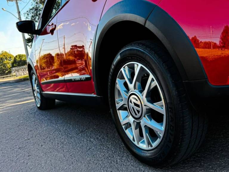 VOLKSWAGEN - UP - 2016/2017 - Vermelha - R$ 58.900,00