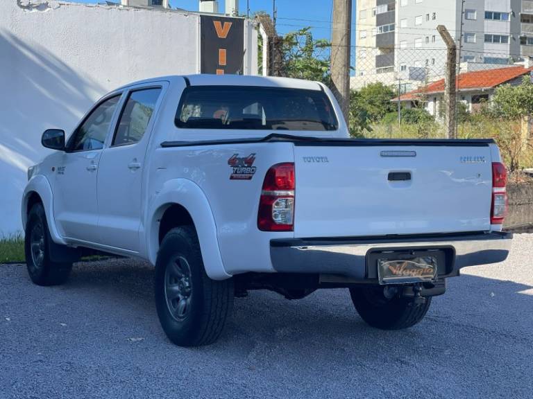 TOYOTA - HILUX - 2013/2013 - Branca - R$ 125.900,00
