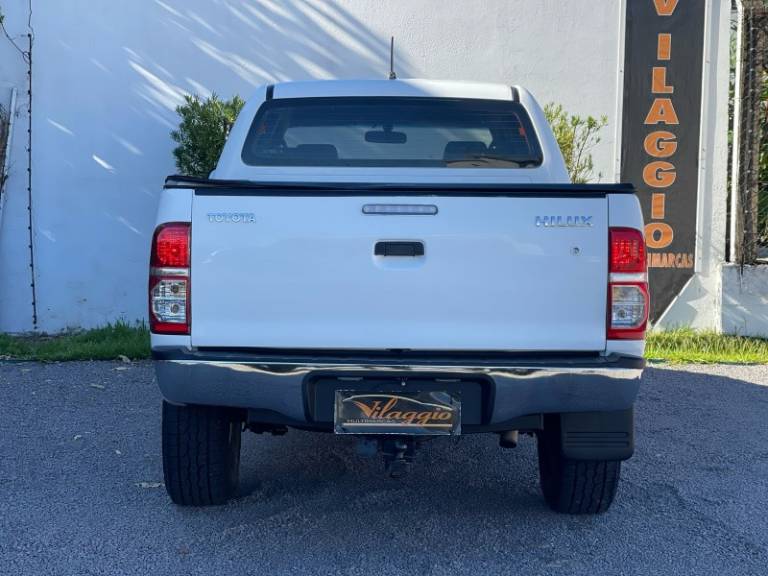 TOYOTA - HILUX - 2013/2013 - Branca - R$ 125.900,00