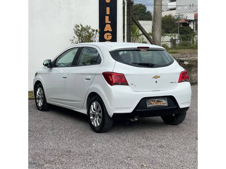 CHEVROLET - ONIX - 2017/2017 - Branca - R$ 56.900,00